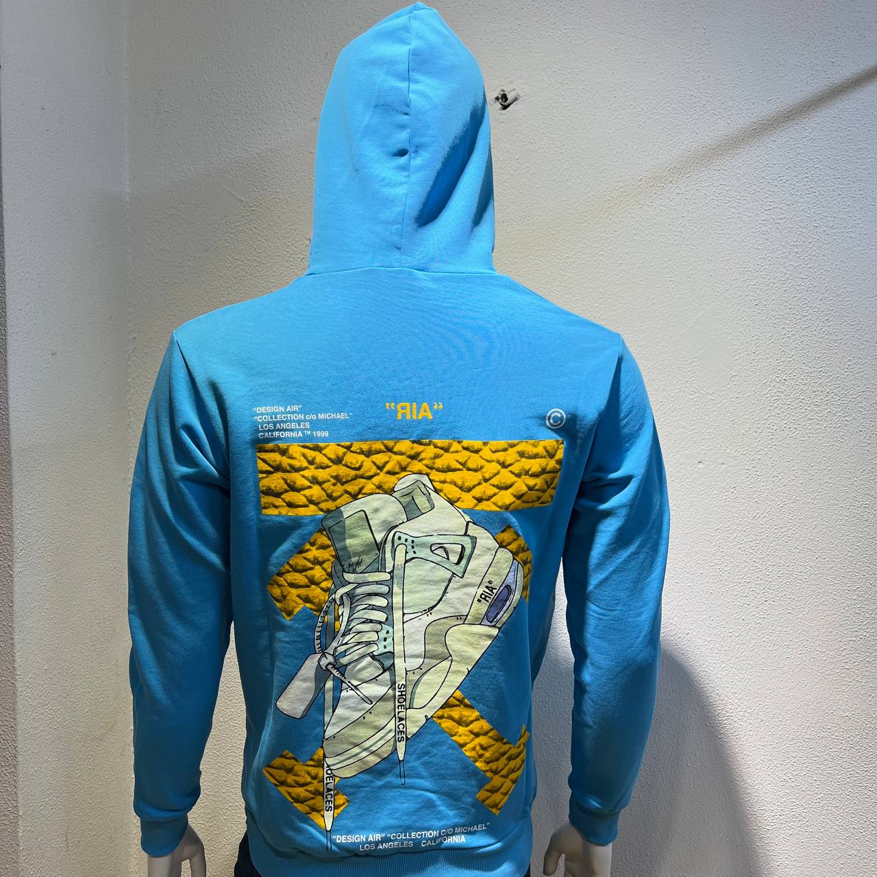 Felpa azzurra con scarpa