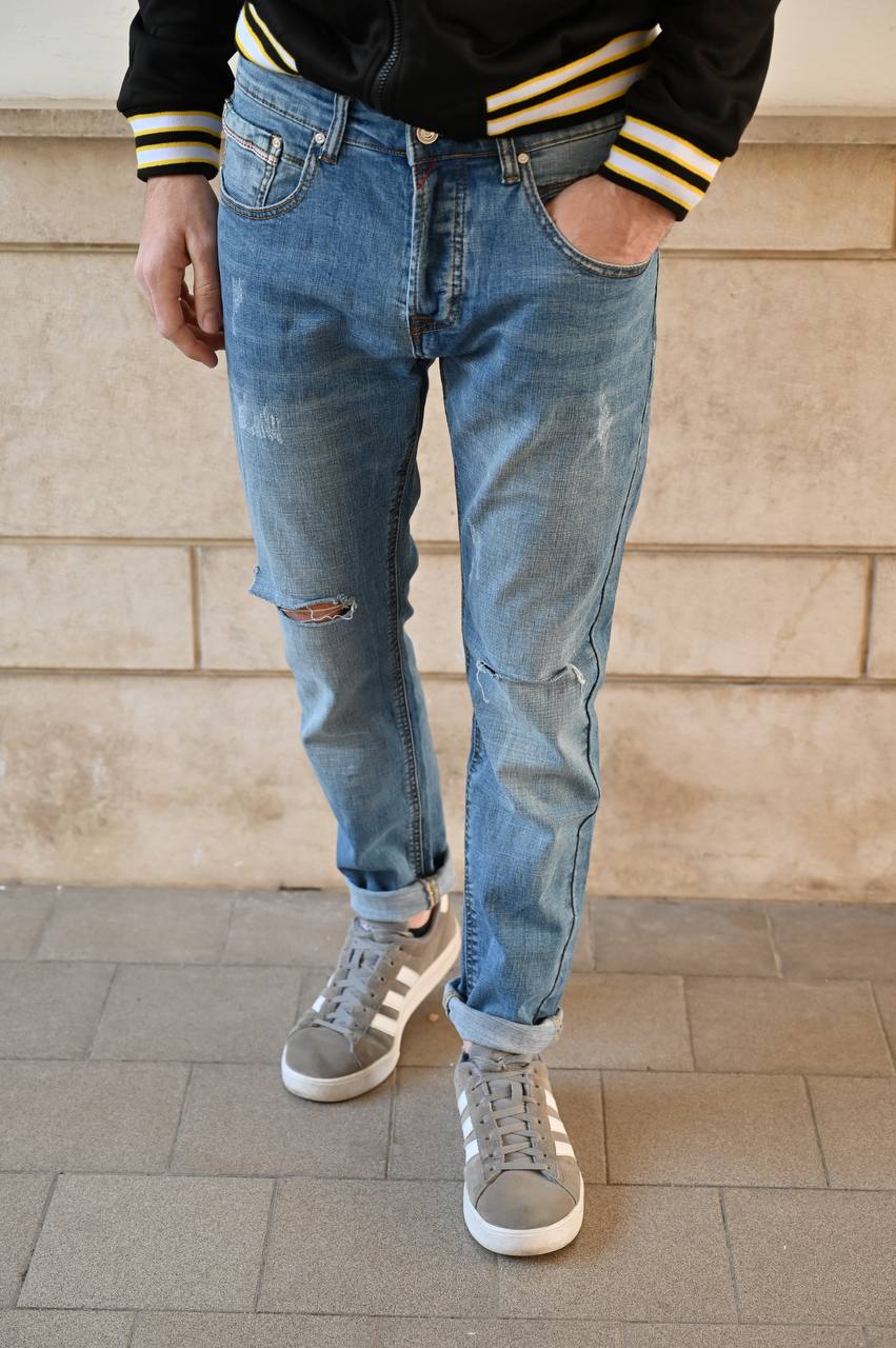 Jeans con tagli sul ginocchio