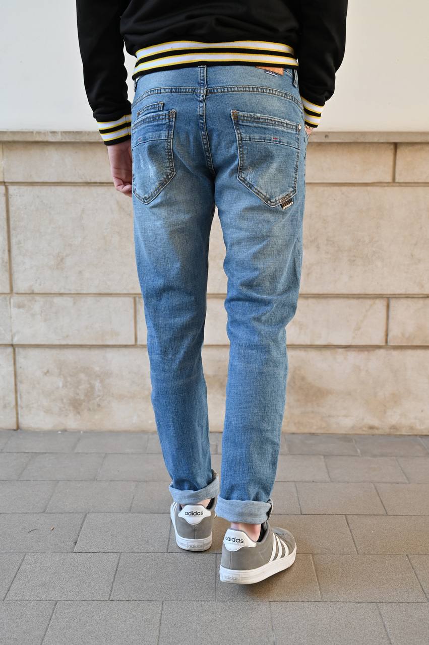 Jeans con tagli sul ginocchio
