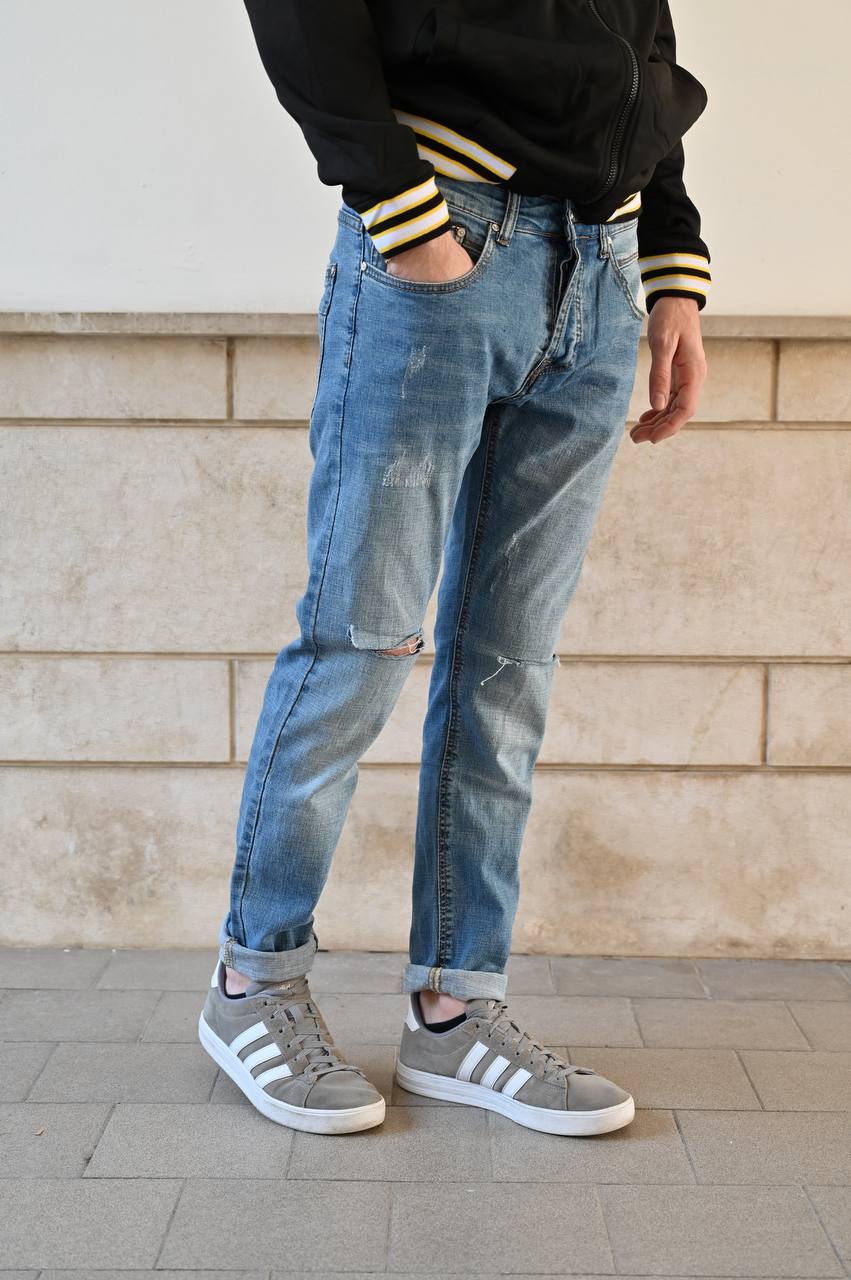 Jeans con tagli sul ginocchio