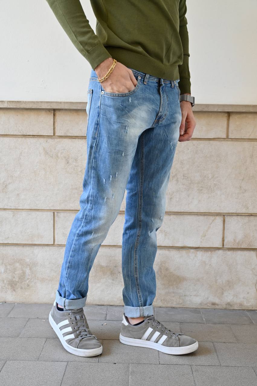 Jeans con graffi slim effetto invecchiato