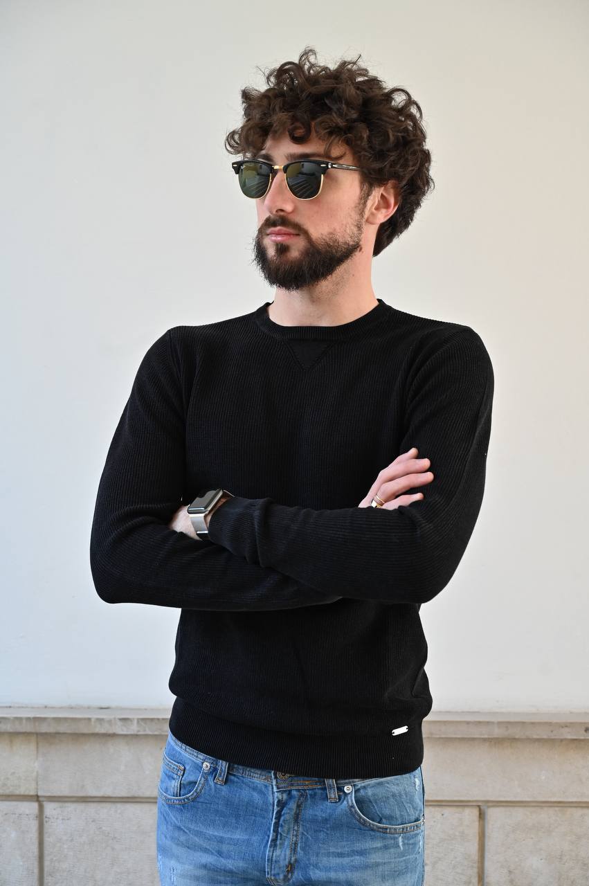 Maglia nera a coste girocollo