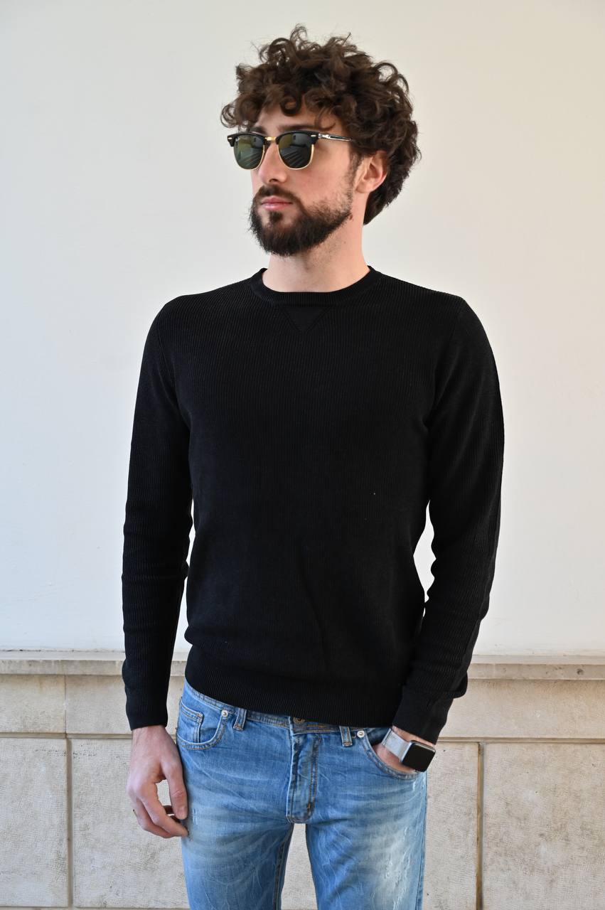 Maglia nera a coste girocollo