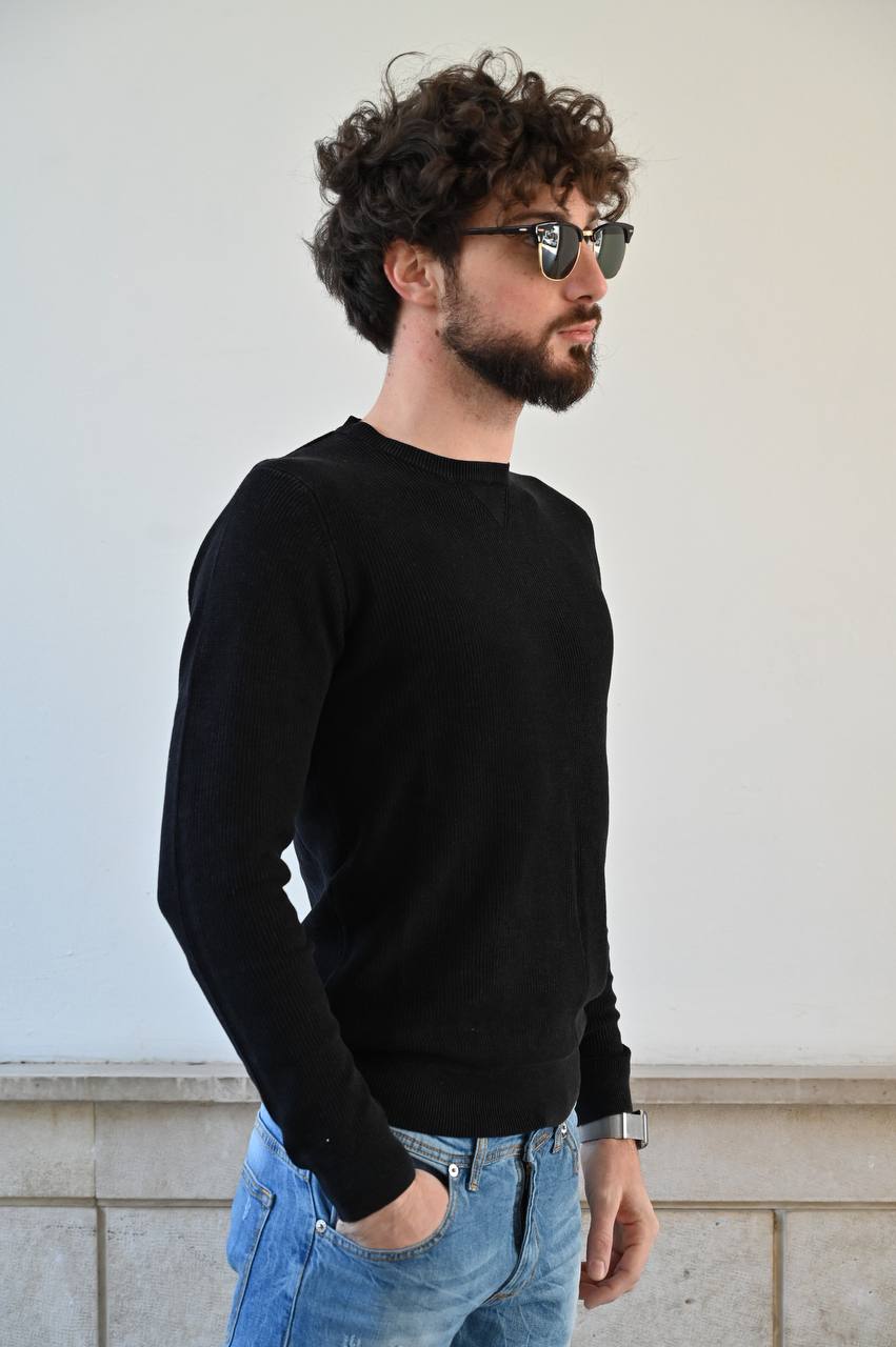 Maglia nera a coste girocollo