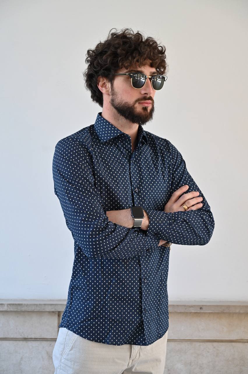 Camicia blu dettagli bianchi