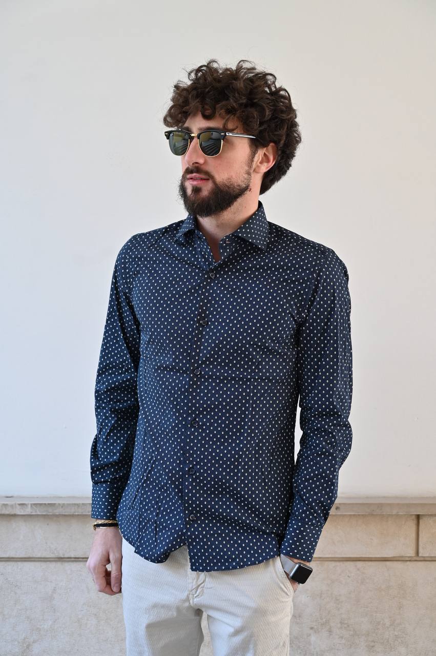 Camicia blu dettagli bianchi