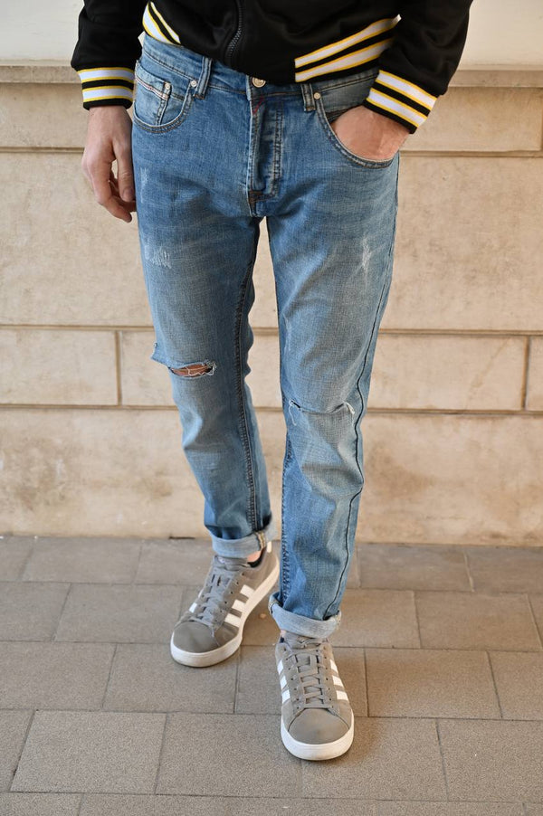Jeans con tagli sul ginocchio