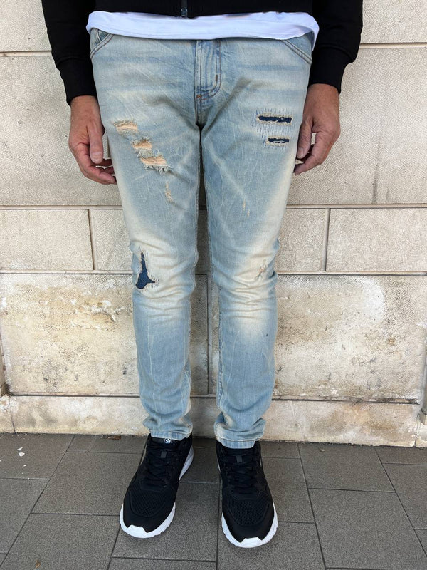 Jeans chiaro con toppe