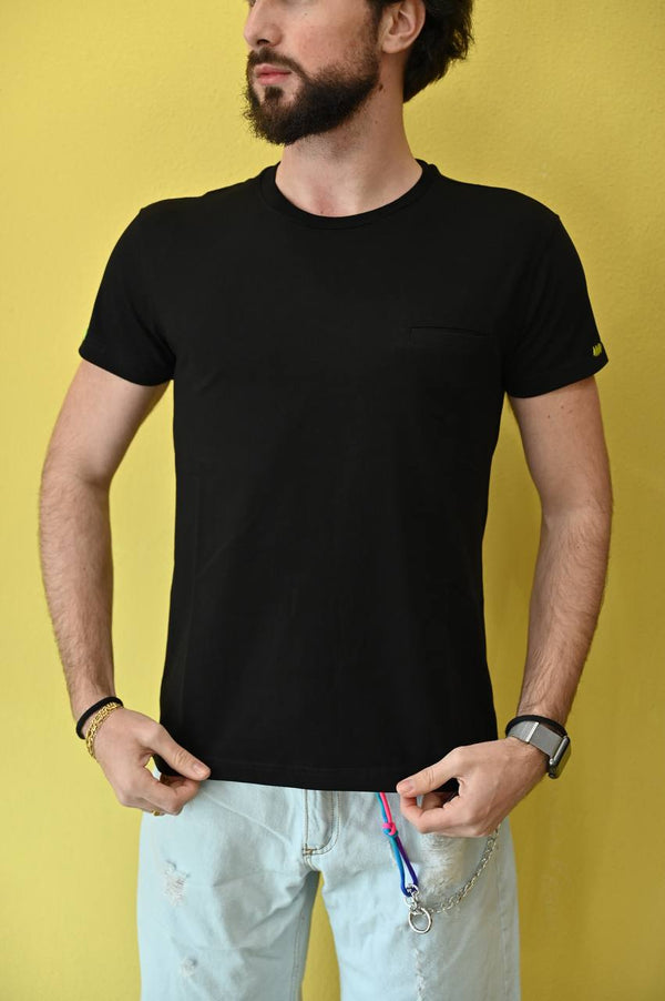T-shirt basic color nera con taschino